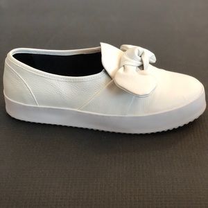 Slip on leather shoes with tie detail
